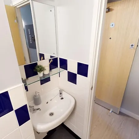 Ensuite Bedrooms At Great Newton House In Liverpool Exterior photo